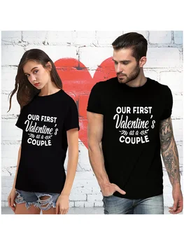 Mūsu Pirmā Valentīna Diena Kā Pāris Drukas Pāris Apģērbu Cienītāji Tee Krekls Ikdienas Īsās Piedurknes Pieskaņotu Kreklu Camisetas Mujer